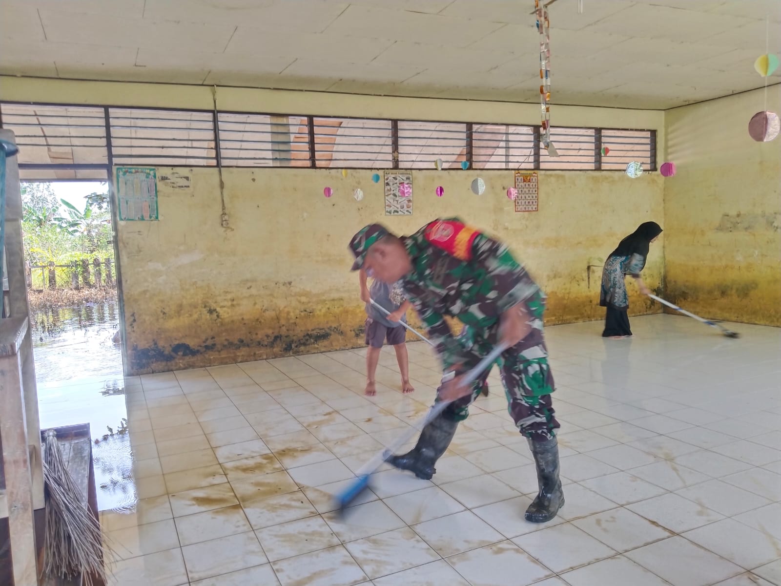 Babinsa Koramil Barabai Bersihkan Ruangan Kelas