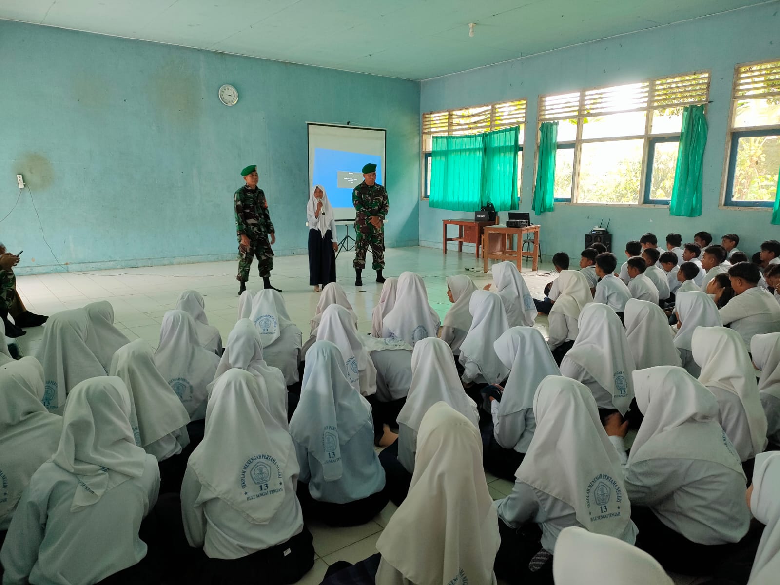 Danramil 1002-08/Labuan Amas Utara Sampaikan Wasbang Di SMPN 13 Binjai Pirua